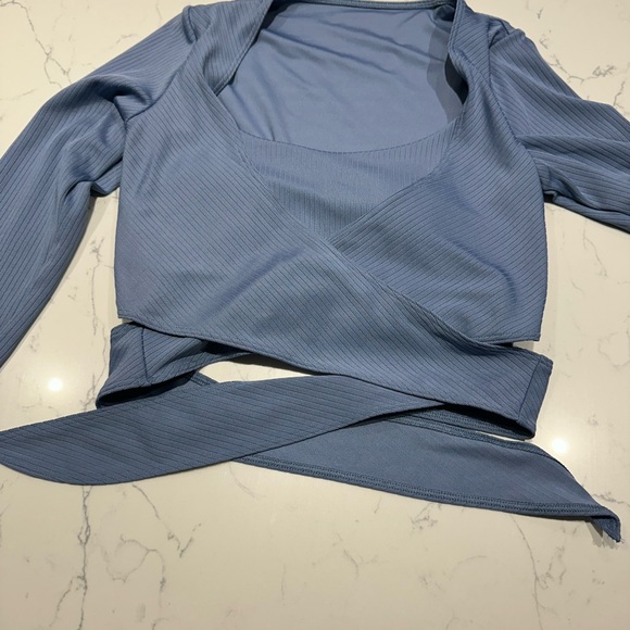 GILLY HICKS ACTIVE RECHARGE RIBBED WRAP TOP - Picture 2 of 5